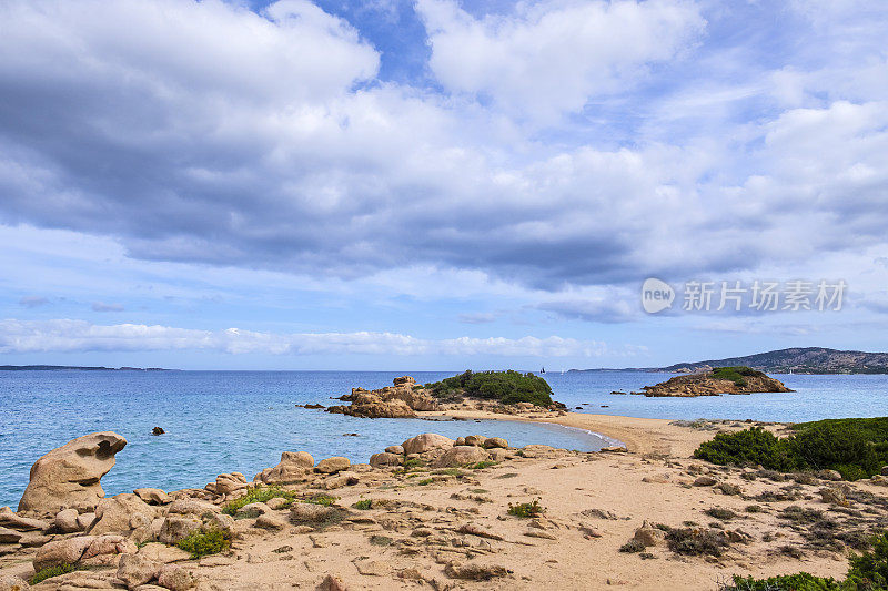 撒丁岛Arzachena海岸线上的Barca Bruciata海滩